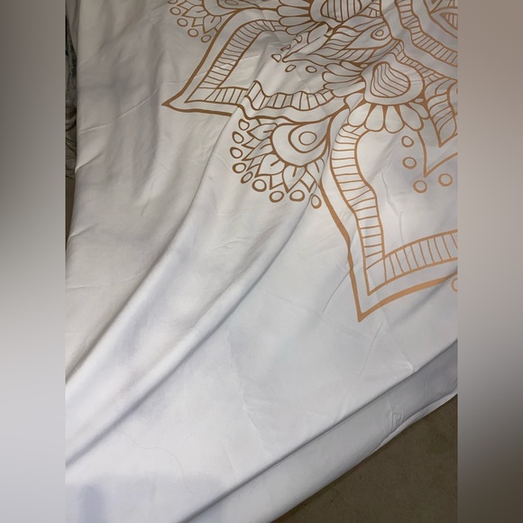 Tapestry with Gold Designs and a marbled (grey and white) background - Picture 3 of 4